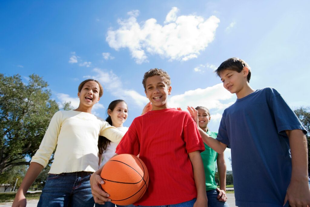 crianças com bola de basquete
